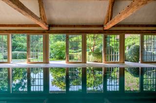 Uitzonderlijk exclusief landgoed, gelegen middenin een privatief parkdomein van 3,7 hectare met prachtig oud bomenbestand. Het domein is gelegen...