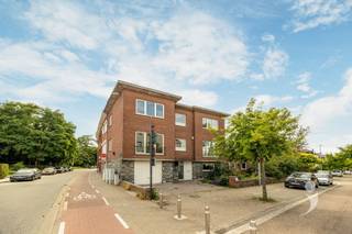 <p><span>Ruime woning in een doodlopende straat te Kessel-Lo</span></p><p><span>Bent u op zoek naar een bel-etage die u volledig naar eigen smaak kunt opfrissen? Dan bent u hier aan het juiste adres.</span></p><p><span>Deze statige en karaktervolle woning uit 1964 beschikt over een uitstekende, solide basis om er een prachtige thuis van te maken. De ruimtes zijn bijzonder royaal, met slaapkamers tot maar liefst 22 m².</span></p><p><span>Een absolute troef is het vergunde terras van 30 m² op de eerste verdieping, waar u in alle privacy kunt genieten van de rustige omgeving.</span></p><p><span>Indeling:</span></p><ul><li><span>Gelijkvloers: inpandige garage, inkomhal met apart toilet en vestiaireruimte, ruime kelder-/berging met aansluitende verwarmings- en wasruimte.</span></li><li><span>Eerste verdieping: centrale keuken met aan beide zijden een eet- en/of leefruimte. Eén van deze ruimtes kan ook perfect gebruikt worden als extra slaapkamer.</span></li><li><span>Tweede verdieping: drie slaapkamers en een badkamer met ligbad en dubbele wastafel.</span></li></ul><p><span>Vooraan de woning is bovendien een extra parkeerplaats voorzien.</span></p><p><span>Er dient geen asbest verwijderd te worden. Het pand is wel onderhevig aan de renovatieplicht vanwege het huidige EPC-label E. De elektrische installatie is niet conform.</span></p><p><span>Vanafprijs: €465.000</span></p><p><span>Benieuwd of deze ruime bel-etage op een toplocatie in Kessel-Lo iets voor u is? Neem dan snel contact op via <span>info@immolivit.be</span></span><span> of 016 15 31 15.</span></p>