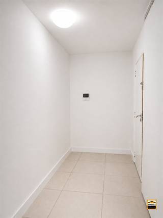 <p><span>Volledig gerenoveerd 1-slaapkamerappartement op centrale doch rustige ligging</span><span><br /><br />Het appartement is centraal gelegen tussen de kleine en de grote ring, met een bushalte <br />vlak voor de deur. Bovendien geniet u van een rustige ligging omgeven door groen. <br /><br />Rondom het gebouw is er voldoende parkeergelegenheid beschikbaar.<br /><br />Het appartement is gelegen op de eerste verdieping. Er is een lift voorzien in het gebouw.<br />Via de inkomhal, waar voldoende ruimte is voor een grote kleerkast of praktische opbergkast, <br />betreedt u het appartement. De leefruimte met open keuken vormt het hart van de woning. <br />De keuken is uitgerust met een keramische kookplaat, dampkap en aansluiting voor een wasmachine.<br /><br />De moderne badkamer beschikt over een inloopdouche, een toilet en een enkele lavabo met meubel.<br />Deze is voorzien van een praktische schuifdeur, waardoor de beschikbare ruimte optimaal benut wordt.<br /><br />Verder beschikt het appartement over een ruime aparte slaapkamer. <br /><br />Voor extra comfort zijn vliegenramen en lichtarmaturen reeds voorzien.<br /><br />Daarnaast kunnen bewoners gebruikmaken van twee gemeenschappelijke fietsenstallingen <br />en een gemeenschappelijke container voor restafval.<br /><br />Dankzij het gunstige EPC-label B woont u bovendien energiezuinig en geniet u van lagere energiekosten.</span><span><br /><br />Algemene informatie:</span><span><br />Huurprijs: 750 euro/maand<br />Algemene onkosten: 100 euro/maand<br />Vrij vanaf: onmiddellijk <br />EPC-waarde: 143 kWh/m²<br />Huisdieren: </span><span>enkel toegelaten mits voorafgaande schriftelijke toestemming van de verhuurder</span><span> </span></p>