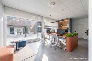 Voor meer info en foto’s, surf naar www.swevers.be – Op zoek naar een instapklaar handelspand op een centrale locatie in Halen? Aan de Koepoortstraat 9 vind je deze verzorgde commerciële ruimte van 104 m², gelegen op het gelijkvloers van een appartementsgebouw. Dankzij de praktische indeling is het pand geschikt voor onder meer een kantoor, praktijk of retailconcept.<br />Het handelspand werd gebouwd in 2013 en beschikt over een aangename wachtzaal met receptie, drie afzonderlijke bureaus/praktijkruimtes en een praktische berging of archiefruimte. Zo zijn ontvangst, werkplekken en opslag duidelijk van elkaar gescheiden en kan de ruimte efficiënt worden georganiseerd.<br />Een bijkomende troef is de rechtstreeks bereikbare kelderberging van 17,46 m², ideaal voor archief, voorraad of materiaal. Optioneel kan een garage naast de kelderberging worden aangekocht voor € 35.000. Ook technisch is het pand praktisch uitgerust met een alarmsysteem en mechanische ventilatie. De centrale ligging maakt het geheel extra interessant: openbaar vervoer, winkels, restaurants en ontspanning bevinden zich op slechts 50 meter. Scholen liggen op circa 350 meter en de snelwegen op 2,8 km. Een veelzijdige, instapklare commerciële ruimte met een doordachte indeling in het centrum van Halen. Voor meer informatie, bel 011 255 155. Bron bewoonbare oppervlakte: EPC – verslag.