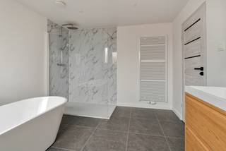 Deze woning is gelegen in een rustige éénrichtingsstraat in het centrum van Retie, op wandelafstand van bakker, slager, lagere scholen en openbaar vervoer.<br />Een volledige renovatie heeft deze woning pas ondergaan zodat ze vanbinnen helemaal nieuw is.<br /><br />De indeling is de volgende: <br />Op het gelijkvloers heb je de inkomhal met een trap naar de eerste verdieping, deze hal komt uit in de woonkamer met grote ramen aan de voor- en achterzijde van de woning.<br />Verder is er een nieuwe volledige ingerichte keuken met veel plaats voor het plaatsen van een keukentafel met minstens 6 stoelen.<br />Achteraan de woning is er een apart toilet en een wasplaats plus een prachtige badkamer met douche, bad en lavabomeubel.<br />Via de keuken kan je nog naar de voorraadkelder.<br /><br />Op de eerste verdieping zijn 3 slaapkamers waarvan 2 heel groot. Ook op deze verdieping is er een apart toilet.<br /><br />Langs een buitendeur tussen de keuken en de woonkamer bereik je het overdekt terras met achteraan een kleine stadstuin.<br />Achteraan de woning staat ook een bergplaats met een recente cv gasketel en een warmtepompboiler. Deze bergplaats kan ook altijd handig zijn om uw fietsen te stallen.<br /><br />De achterzijde van de woning kan ook via een aparte doorgangsdeur aan de voorzijde van de woning bereikt worden.<br /><br />Pluspunten:<br />Instapklaar<br />Volledig vernieuwd<br />EPC label B<br />Zonnepanelen<br />Warmtepompboiler<br />Centrale ligging