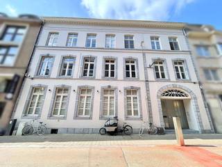 Op zoek naar een uniek appartement om te huren in het centrum van Hasselt? Dit prachtige pand combineert authentieke charme met een toplocatie. Het...