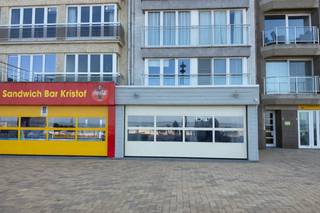 Handelspand met sterke visibiliteit op uiterst commerciële locatie te Zeedijk - Middelkerke!<br /><br />Bent u op zoek naar de perfecte plek voor uw nieuwe zaak, kantoor, praktijk of ... ?<br />Dit handelsgelijkvloers van 80m² combineert een strategische ligging met veel opslagruimte dankzij volledige onderkeldering (80m<sup>2</sup>).<br />De uitbouw zorgt voor een maximale visibiliteit en sterke passage, dankzij ligging op de zeedijk op amper 200m van het Silt - casino. <br /><br /><u>Indeling & troeven:</u><br />- ruime handelsruimte met veel lichtinval.<br />- kelderverdieping als berging/opslag & sanitair (2 toiletten + urinoir + doucheruimte).<br />- instapklaar: nieuwe poort - verlichting - schilderwerken<br />- 6m facade / etalage op de zeedijk (met zij-ingang)<br /><br /><u>Financiële info:</u><br />- huur: € 1750/maand<br />- provisies: € 190/maand (onroerende voorheffing) + € 50/maand (syndic).<br />- beschikbaarheid: direct of in onderling overleg.<br />- nutsvoorzieningen: eigen abonnement<br /><br />Horeca-activiteiten (voeding) zijn niet toegestaan.