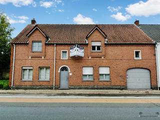 <p><span>Bent u op zoek naar een ruime gezinswoning met tal van mogelijkheden op een centrale ligging? Dan is deze halfopen bebouwing in Hamme zeker een bezoek waard!<br />Deze verrassend ruime woning biedt heel wat leefruimte en beschikt over maar liefst 5 slaapkamers, een inpandige garage en een aangename tuin. <br />Dankzij de praktische indeling en de royale ruimtes is dit de ideale woning voor grote gezinnen of voor wie op zoek is naar extra ruimte voor een bureau, hobbykamer of thuiswerkplek.<br /><br />Bij het betreden van de woning komt u terecht in de inkomhal met trap naar de bovenverdieping. De ruime en lichtrijke leefruimte, voorzien van een gezellige pelletkachel, biedt voldoende plaats voor een comfortabele zithoek en eetruimte en zicht op de ruime tuin. Aansluitend bevindt zich de ingerichte keuken en nog een aparte berging. Buiten geniet u van een aangename tuin met terras, waar u in alle rust kunt ontspannen. De inpandige garage zorgt bovendien voor extra comfort en praktische bergruimte.<br /><br />Op de bovenverdieping bevinden zich 4 volwaardige slaapkamers en een ruime badkamer, uitgerust met een ligbad, toilet en wastafels. Er is ook een zolderruimte die je via een zolderluik kan betreden.<br />Er is 1 slaapkamer op het gelijkvloers. <br /><br />De woning is centraal gelegen in Hamme, met winkels, scholen, openbaar vervoer en andere voorzieningen in de nabije omgeving.</span></p><p><span>Met een EPC-label F biedt deze woning bovendien interessante mogelijkheden om ze energetisch te renoveren en volledig naar eigen smaak en hedendaagse normen in te richten.</span></p><h3><span>Troeven van deze woning</span></h3><ul><li><span>Ruime halfopen bebouwing</span></li><li><span>5 slaapkamers</span></li><li><span>Ingerichte keuken</span></li><li><span>grote badkamer</span></li><li><span>Inpandige garage</span></li><li><span>Aangename tuin met terras</span></li></ul><p><span>Een woning met ruimte, karakter en mogelijkheden! Ideaal voor wie op zoek is naar een ruime gezinswoning en er met de nodige renovatiewerken een echte thuis van wil maken.</span></p><p><span>Interesse? Contacteer ons vandaag nog en ontdek zelf de mogelijkheden tijdens een bezoek!</span></p>