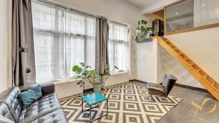In de onmiddellijke nabijheid van Madou, het stadscentrum en de Europese instellingen, bevindt dit charmante appartement van 64 m² zich op de 1e verdieping van een gebouw met 6 verdiepingen. Het appartement beschikt over een aangename en lichtrijke leefruimte met een volledig uitgeruste open keuken, één aparte slaapkamer, een badkamer, evenals een grote mezzanine die polyvalent kan worden ingericht als extra slaapruimte, bureau of bergruimte. Het appartement biedt mooie volumes, een aangename plafondhoogte en een functionele indeling. Conforme elektrische installatie. Lage maandelijkse lasten van ongeveer €80.<br />Dankzij de gunstige ligging nabij openbaar vervoer, winkels en belangrijke verbindingswegen is dit pand uitermate geschikt als eerste aankoop of als investering met hoog verhuurpotentieel.