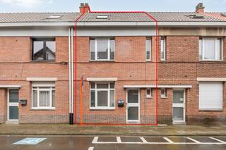 <strong>Lichte, energiezuinige en instapklare woning met 3 slaapkamers en tuin. </strong><br /><br />Deze zeer lichte gezinswoning is centraal gelegen in Turnhout nabij het kanaal Dessel - Schoten. <br /><br />Bij het binnenkomen van de woning vinden we de trap naar de eerste verdieping, hier zijn er 3 slaapkamers te vinden en een badkamer met inloopdouche en lavabo. <br /><br />Op het gelijkvloers bevinden zich een volledig ingerichte keuken, wasplaats en een ruime woonkamer die uitkijkt op de tuin.<br /><br />Bijzonderheden:<br />- EPC: -label<br />- Beschikbaarheid: 1/01/2026
