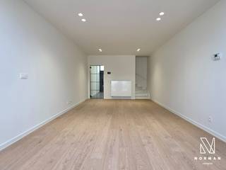 Welkom in deze recent volledig gerenoveerde woning met gunstig EPC-label B, op een vlot bereikbare locatie in Kortrijk. <br /><br />De woning biedt veel ruimte en comfort, en is ideaal voor wie op zoek is naar een combinatie van wonen en eventueel thuiswerken.<br /><br />Bij het betreden van de woning kom je in de ruime inkomhal met berging en gastentoilet. Aansluitend bevindt zich de aangename leefruimte, met een moderne open keuken en een raampartij die uitkijkt op de aangename stadstuin met 2 terrassen. Op de eerste verdieping is er een grote slaapkamer en een luxebadkamer. De tweede verdieping telt nog twee ruime slaapkamers, ideaal dus voor een gezin of wie graag extra bureauruimte heeft.<br /><br />De huurprijs bedraagt 1100 euro/maand.