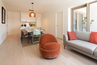 <ul>
	<li>Dit nieuwbouw appartement is gelegen langs de Troonstraat te Oostende, in het gegeerde <strong>complex O'Sea.</strong></li>
	<li>Het appartement is rustig gelegen maar slechts 50 meter verwijderd van het mooiste stukje <strong>strand</strong>.</li>
	<li>Gezien de grote raampartijen en de gunstige oriëntatie geniet het appartement van een open zicht en zeer veel <strong>natuurlijk daglicht en zon.</strong></li>
	<li>De indeling is als volgt: inkom, leefruimte met open keuken,<strong> ruim terras</strong>, twee slaapkamers, twee badkamers en berging.</li>
	<li>Het appartement is voorzien van alle nieuwe technieken en geniet een <strong>kwalitatieve afwerking.</strong></li>
	<li>Bijkomend aan te kopen, berging: €6.700 &amp; <strong>overdekte autostaanplaats</strong>: €42.000</li>
	<li>Tevens is er een mogelijkheid tot aankoop van de meubelen.</li>
	<li>Deze verkoopt valt onder het stelsel van <strong>BTW</strong>.</li>
</ul>