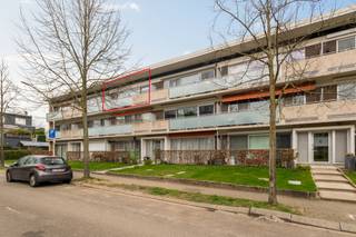 <p>We treffen dit schitterend onderhouden appartement op de rustige Grote Dries, aan de rand van de Buizegem-wijk. Het dak en de terrassen van het gebouw werden reeds gerenoveerd en in 2018 kreeg het appartement volledig nieuw schrijnwerk. Mooie documentatie: conforme elektriciteit, asbestveilig en een schitterend EPC van 126 kWh(m²jaar). Het appartement ligt op de tweede verdieping en er is geen lift, beperkte gemeenschappelijke kosten. Indeling:</p>
<p>Vanuit de ruime inkomhal kunnen we naar twee slaapkamers aan de achterzijde van het gebouw. Er is ook nog een derde kamer die bv. perfect dienst kan doen als logeerkamer, bureel, dressing of hobbykamer (geen raam naar buiten). Er is een apart toilet en de badkamer is uitgerust met een dubbele lavabo en een inloopdouche. De woonkamer (met sierhaard) biedt mooi open en groen zicht en het aansluitende terras is perfect georiënteerd op het zuidwesten. De keuken is volledig uitgerust.</p>
<p>Het appartement beschikt verder over een privatieve kelderberging en er is een gemeenschappelijke fietsenberging in het gebouw.</p>
<p>Plannen en documentatie te vinden op www.reds.be. Voor meer informatie of een bezichtiging, neem gerust contact op met Daniël via mail (daniel@reds.be) of telefoon (0475.25.30.64).</p>