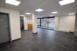 Goed gelegen handelspand (228m²) te huur in Lokeren, geschikt voor diverse commerciële activiteiten.Het pand omvat een ruime handelsruimte met...