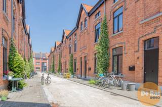 GENT - Deze volledig instapklare woning werd in 2021 volledig gerenoveerd en is gelegen in een rustig straatje in een leuke buurt. Alle...