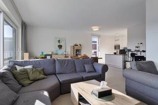 Dans le quartier branché de la gare d'Aalter, nous trouvons cet appartement de 2 chambres prêt à emménager avec une terrasse spacieuse. Idéal pour...