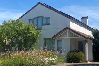 Centraal gelegen, open bebouwing met inkom, gastentoilet, ruime en lichtrijke leefruimte, keuken, wasplaats, ruime berging (vroeger garage), 4 gezellige slaapkamers, bureau, 2 heel recente badkamers met apart toilet, zolder, carport, buitensauna en mooie tuin.<br /><br />Vooraan bevindt zich een functionele praktijkruimte met eigen toegang, airco, sanitair en alarminstallatie. Ideaal voor zelfstandigen als praktijk of kantoor.<br /><br />Troeven:<br />- luxueuze afwerking<br />- 2 heel recente badkamers<br />- leuke, omheinde tuin<br />- voldoende parkeerplaats voor klanten<br />- rustige, goed bereikbare ligging (E17, station)<br /><br />Wenst u de woning met praktijk te komen ontdekken? Vraag uw bezoek aan via mail naar sylvie@immoroba.be of op 09/388.53.53.