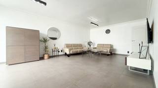 <p>Bij ImmoFusion 7/7 “open huis” : klik op onze 3D-TOUR.<br />Ervaar vastgoed alsof je er zelf doorloopt!</p>
<p>Ontdek deze verzorgde en instapklare woning, waar comfort en een praktische indeling mooi samenkomen. Dankzij de twee volwaardige slaapkamers, een extra derde slaapkamer, de modern afgewerkte badkamer, volledig geïnstalleerde keuken en aangename veranda biedt deze woning een bijzonder veelzijdige woonomgeving. De mooie verbinding tussen de leefruimtes en de tuin zorgt bovendien voor een aangenaam gevoel van ruimte en licht.</p>
<p>Bij binnenkomst word je verwelkomd in de inkomhal. Meteen links bevindt zich het gastentoilet, gevolgd door de modern afgewerkte badkamer. Aan de rechterzijde liggen de twee volwaardige slaapkamers, beide voorzien van voldoende natuurlijke lichtinval. Daarnaast is er nog een derde, kleinere slaapkamer die perfect kan worden ingericht als kinderkamer, bureau of dressing.</p>
<p>Vanuit de inkomhal wandel je verder naar de ruime woonkamer. Hier geniet je van een aangename leefruimte met een mooie open verbinding naar de lichtrijke veranda. Dankzij de grote raampartijen valt het daglicht hier volop binnen en ontstaat een gezellige ruimte die perfect aansluit bij het dagelijkse gezinsleven. De veranda vormt bovendien een fijne plek om in alle seizoenen van het zicht en de tuin te genieten.</p>
<p>Aansluitend bevindt zich de moderne, volledig geïnstalleerde keuken. Deze praktische keuken beschikt over de nodige voorzieningen en biedt dankzij het zicht op de tuin een aangename plek om te koken en te genieten. De verbinding tussen de keuken, woonkamer en veranda zorgt voor een open en gezellig geheel.</p>
<p>Ook op technisch vlak beschikt de woning over interessante troeven. De HR-beglazing draagt bij aan het wooncomfort en de energieprestaties van de woning. De combinatie van de moderne keuken, de lichtrijke veranda en de verzorgde afwerking zorgt ervoor dat je hier met beperkte aanpassingen meteen van je nieuwe thuis kunt genieten.</p>
<p>Dankzij het zicht vanuit de keuken en de veranda blijft de verbinding met buiten behouden, wat de woning extra aantrekkelijk maakt voor wie houdt van licht, ruimte en een aangename woonomgeving.</p>
<p>Pluspunten:<br />- Instapklare en verzorgde woning<br />- 3 slaapkamers<br />- 2 volwaardige slaapkamers + extra slaapkamer<br />- Moderne badkamer<br />- Volledig geïnstalleerde keuken<br />- Lichtrijke veranda<br />- Verwarming op gas<br />- Aangename verbinding tussen woning en tuin<br />- Praktische en veelzijdige indeling</p>
<p>Maatregelen opgenomen in het Maatregelenregister: nee</p>
<p>Voor een bezichtiging ter plaatse of meer info, bel ons op 078/78.78.70, of kom gewoon binnen op ons kantoor, steeds welkom!</p>