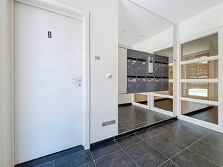 Gelijkvloersappartement nabij centrum IeperHet appartement omvat een ruime leefruimte met open keuken, bergruimte, apart toilet, badkamer met ligbad,...