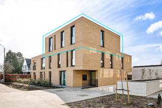 <p><strong>Exclusieve penthouse + 3 garages en berging met ruim zonneterras te Haacht.</strong></p>
<p><strong>Modern wonen met licht, ruimte en comfort:</strong></p>
<p>Ontdek deze exclusieve penthouse in de recente residentie aan de Goltfuslaan 33 bus 201 te Haacht. Dit stijlvolle appartement combineert moderne architectuur, hoogwaardige afwerking en een uitzonderlijke lichtinval dankzij de grote raampartijen en het ruime zonneterras.</p>
<p>Gelegen op de bovenste verdieping geniet u hier van open zichten, maximale privacy en een aangenaam wooncomfort.</p>
<p><strong>Kenmerken:</strong></p>
<ul>
<li>
<p>Bewoonbare oppervlakte: 147 m²</p>
</li>
<li>
<p>Ruim zonneterras met open zicht</p>
</li>
<li>
<p>1 ruime slaapkamer met dressing + extra slaapkamer nu ingedeeld als dressing</p>
</li>
<li>
<p>Badkamer met inloopdouche en dubbele wastafel</p>
</li>
<li>
<p>3 autostaanplaatsen in de ondergrondse garage</p>
</li>
</ul>
<p><strong>Indeling:</strong></p>
<p>De leefruimte met open keuken vormt het hart van het appartement. Grote schuiframen zorgen voor een overvloed aan natuurlijk licht en een directe verbinding met het terras.</p>
<p>De keuken met kookeiland is afgewerkt met hoogwaardige materialen en uitgerust met geïntegreerde toestellen, wat zorgt voor een moderne en tijdloze uitstraling.</p>
<p>De slaapkamer met mogelijkheid tot dressing biedt een rustige plek om te ontspannen. De badkamer is ingericht met een ruime inloopdouche en dubbele wastafel.</p>
<p><strong>Terras:</strong></p>
<p>Het ruime zonneterras vormt een absolute troef en biedt voldoende plaats voor een loungehoek of eettafel, ideaal om te genieten van de zon en het open uitzicht.</p>
<p><strong>Comfort:</strong></p>
<ul>
<li>
<p>Energiezuinig appartement</p>
</li>
<li>
<p>Grote raampartijen voor maximale lichtinval</p>
</li>
<li>
<p>Airconditioning aanwezig</p>
</li>
<li>
<p>Lift in het gebouw</p>
</li>
<li>
<p>Ondergrondse garage met 3 privatieve autostaanplaatsen</p>
</li>
</ul>
<p><strong>Ligging:</strong></p>
<p>Rustig gelegen aan de Goltfuslaan in Haacht, vlakbij winkels, scholen en openbaar vervoer. Dankzij de vlotte verbinding bereikt u snel Leuven, Mechelen en Brussel.<br /><br />Prijs exclusief kosten en btw.</p>