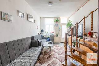 Deze woning is gelegen nabij het Rabotpark en op <strong>fietsafstand van hartje Gent</strong>. Door de centrale ligging heeft u verschillende winkels, scholen en recreatie in de buurt. Het openbaar vervoer is een groot pluspunt, waardoor u zich vlot kan verplaatsen van punt A naar B. <br /><br />De woning bestaat op het gelijkvloers uit een <strong>open leefruimte</strong> met zithoek en eetplaats en een keuken met achterliggend de badkamer. Zowel op het eerste als tweede verdiep bevindt zich telkens één slaapkamer.<br /><br />Wenst u deze woning zelf verder te ontdekken? Maak dan uw afspraak via theo@convas.be.