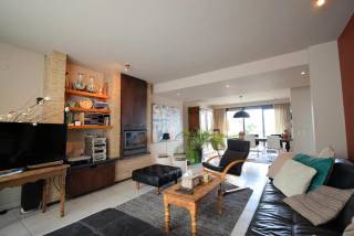 Op zoek naar een ruim en comfortabel duplexappartement met een uitstekende indeling? Dit aangename appartement is centraal gelegen in Ledegem en biedt maar liefst 4 slaapkamers, een dressing, een ruim terras én toegang tot een gedeelde tuin.<br /><br />Op de eerste verdieping beschikt het appartement over een inkomhal, ruime woonplaats, afzonderlijk bureel, een gezellige leefkeuken, praktische wasplaats, berging en toilet. Vanuit de leefruimte heb je toegang tot het ruime terras, dat aansluit op de tuin.<br /><br />De bovenverdieping omvat een badkamer met dubbele lavabo, bad en aparte douche, een tweede toilet, 4 slaapkamers en een praktische dressing.<br /><br />Daarnaast beschikt het appartement over een ruime autostaanplaats in de gedeelde garage en het gebruik van een gedeelde tuin. Een regenwaterput is eveneens aanwezig.<br /><br />Beschikbaar vanaf 1/01/2027<br />Geen syndickosten.