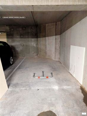 Autostaanplaats in de res. Matisse, Duinenweg 379, in te rijden via Warande 8B.Huurprijs: 1.600 per jaar. Vrij vanaf 1/07/2026.