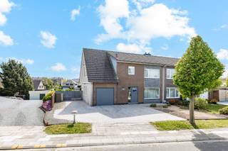 Deze in 2010 gerenoveerde halfopen bebouwing is rustig gelegen op een perceel van 450m² in een aangename woonwijk in Welle, en toch op korte...