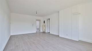 In een rustige woonstraat vlakbij het centrum van Boechout vinden we dit aangenaam appartement met 2 slaapkamers en terras. Op wandelafstand zijn...