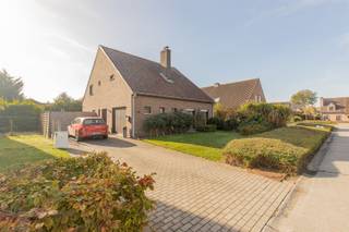 <p><span>Ruime en energiezuinige OB in het hart van Grembergen | BEZOEKDAG 24/10/2026 op afspraak</span></p><p><span>Instelprijs (bieden vanaf) 439.000,00 euro</span></p><p><span> </span></p><p><span>Welkom in deze goed onderhouden ruime gezinswoning, rustig gelegen in een residentiële en kindvriendelijke woonomgeving nabij het centrum van Grembergen. </span></p><p><span>Deze woning combineert </span><span>wooncomfort en energiezuinigheid</span><span> tot een ideale thuis voor wie ruimte en kwaliteit zoekt. De woning werd gebouwd in </span><span>1979 </span><span>op een gezellig perceel van </span><span>5a 76ca </span><span>en heeft een bruikbare vloeroppervlakte van </span><span>187m². </span></p><p><span> </span></p><p><span>Als indeling:</span></p><p><span>Bij het betreden van de woning komt u in een zeer warme inkomhal met apart gastentoilet. De inkomhal geeft uit op de keuken, leefruimte, garage en een eerste slaapkamer die allemaal bereikbaar zijn via een aparte doorgang. De keuken sluit nauw aan bij de ruime en lichtrijke eet/leefruimte. Via de leefruimte komt men op het terras en de gezellige, zuidgerichte tuin met tuinhuis en pergola.</span></p><p><span>Op de eerste verdieping komt u terecht in de nachthal die uitgeeft op een apart toilet, de badkamer met douche in het bad, 3 slaapkamers en een extra opbergruimte. </span></p><p><span> </span></p><p><span>De verwarming is voorzien via CV op aardgas met een condensatie ketel | ramen in hout met </span><span>dubbel glas</span><span> |</span><span> </span><span>deze woning heeft een mooie energiewaarde van </span><span>244 kwh/m² </span><span>en een </span><span>LABEL C </span><span>waardoor u kan genieten van een laag energieverbruik en ook </span><span>GEEN renovatieplicht</span><span> hebt in deze woning </span></p><p><span> </span></p><p><span>Laat deze kans niet voorbijgaan en plan vandaag nog uw bezoek. </span><span>Uw nieuwe thuis wacht op u!</span></p><p><span> </span></p><p><span>Voor meer info of een bezoek contacteer ons via T. 052 55 55 55 of <span>info@immotwins.be</span></span><span> - <span>www.immotwins.be</span></span><span> of plan Uw bezoek online in via de website.</span></p><p><span> </span></p>