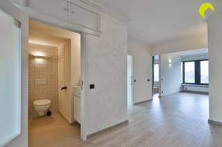 <p><span>Gelegen nabij de prestigieuze wijk rond park Den Brandt vinden we dit zeer degelijke en energiezuinige appartement met 2 slaapkamers en breed terras terug.</span></p><p><span>Vanuit deze straat zijn winkels, scholen, ziekenhuizen en openbaar vervoer binnen direct bereik. Voor de sporters en/of wandelaars zijn er vlakbij 3 parken waar ze zich naar hartenlust kunnen uitleven, tevens goede verbinding naar E19 en A12, en de Antwerpse Ring.</span></p><p><span> </span></p><p><span>Indeling</span></p><p><span>Via de zeer verzorgde gemeenschappelijke inkomhal komen we binnen in het gebouw en nemen we de lift of trap tot bij de vijfde verdieping.</span></p><p><span>Het appartement werd in 2017 zeer kwalitatief gerenoveerd. De mooie laminaatvloer loopt naar de meeste ruimtes door.</span></p><p><span> </span></p><p><span>We betreden het appartement in de inkomhal met enkele handige ingemaakte kasten en een apart toilet met handenwasser.</span></p><p><span> </span></p><p><span>Achteraan het gebouw is er de lichtrijke leefruimte met grote ramen dat aansluit aan de open keuken. Langs hier is er tevens ook toegang tot het zuidgericht terras.</span></p><p><span>De open keuken is voorzien van alle nodige toestellen: een combi-oven, inductie kookplaat, dampkap, koelkast en vaatwasser.</span></p><p><span>Naast de keuken vinden we nog een handige wasruimte met voldoende opbergplaats, een extra wasbak en uiteraard de aansluiting voor de wasmachine en droogkast.</span></p><p><span> </span></p><p><span>In het midden van het appartement bevindt zich nog de lichtrijke badkamer, deze is voorzien van een wastafel, douchecabine, toilet en een actief ventilatiesysteem.</span></p><p><span> </span></p><p><span>Er is één ruime slaapkamer, de mogelijkheid is er om zeer eenvoudig een tweede slaapkamer te creëren.</span></p><p><span> </span></p><p><span>Bij het appartement hoort nog een handige kelderberging en een privatieve autostaanplaats.<br />Een gemeenschappelijke fietsenstalplaats is ook voorzien.</span></p><p><span> </span></p><p><span>Er is een onderhoudsman dat ervoor zorgt dat alle vuilniszakken tijdig voor u buiten worden geplaatst, het vuilnis zelf mag in de vuilniskelder geplaatst worden om geurhinder te vermijden in het appartement.</span></p><p><span> </span></p><p><span>Nuttige informatie</span></p><ul><li><span>EPC: 143 kWh/m²</span></li><li><span>Asbestveilig </span></li><li><span>Elektrische keuring is conform</span></li><li><span>Dak is reeds conform geïsoleerd</span></li><li><span>Vliegenramen aanwezig</span></li><li><span>Ketels werden 2022 vernieuwd</span></li><li><span>Zonnescreen aan terras</span></li></ul><p><span> </span></p><p><span>Voor meer info of een bezoek ter plaatse bel 03/449.42.41 of surf naar <span>www.habicom.be</span></span><span> </span></p><p><span>Benieuwd naar de waarde van jouw woning?  Check het gratis op <span>www.watismijnhuiswaard.be</span></span></p><p><span> </span></p><p><span> </span></p>