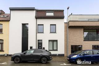 Deze gerenoveerde woning, vlak bij het prachtige natuurgebied Honegem, is een echte parel in zijn prijsklasse. De woning onderging een totaalrenovatie, alle ruimtes zijn modern en kwalitatief gerenoveerd, en is direct bewoonbaar.<br /><br />Bij het binnenkomen ervaart u meteen de aangename openheid van de ruime benedenverdieping van 74 m². De volledig geïnstalleerde keuken vormt het hart van de woning, met een praktisch kookeiland dat tegelijk dienstdoet als gezellige bar om met familie of vrienden te genieten terwijl er gekookt wordt. Dankzij de slimme indeling beschikt u hier over alle nodige comfort. De lichtstraat boven de keuken zorgt bovendien voor een mooie natuurlijke lichtinval.<br /><br />Daarnaast biedt het gelijkvloers een ruime bergruimte met aansluitingen voor wasmachine en droogkast en een afzonderlijk toilet. Via de leefruimte komt u terecht op het betegelde terras, een aangename plek om na een drukke dag tot rust te komen.<br /><br />De eerste verdieping beschikt over een comfortabele ruime slaapkamer en een verzorgde badkamer met douche in bad, dubbele lavabo en toilet.<br /><br />Op de tweede verdieping bevindt zich een bijzonder ruime kamer (33 m²) met vide. Deze verdieping biedt bovendien extra mogelijkheden: dankzij de aanwezige ramen, radiatoren en stopcontacten kan de ruimte eenvoudig worden opgesplitst in twee afzonderlijke slaapkamers van ca 16 en 17 m².<br /><br />Ook technisch biedt deze woning heel wat troeven: EPC A (!) / 8 Zonnepanelen / Elektriciteit conform / Asbestveilig / Groendak / Direct bewoonbaar … Gunstig KI van 558 Euro!<br /><br />De rustige ligging, vlak bij het centrum Aalst, combineert een aangename woonomgeving met een uitstekende bereikbaarheid, nabij scholen, winkels, openbaar vervoer en belangrijke invalswegen / E40. Bovendien bevinden mooie wandel-, fiets- en joggingroutes zich in de buurt, waardoor je elke dag kan genieten van rust en natuur.<br /><br />Boek vandaag jouw afspraak voor deze interessante woning!