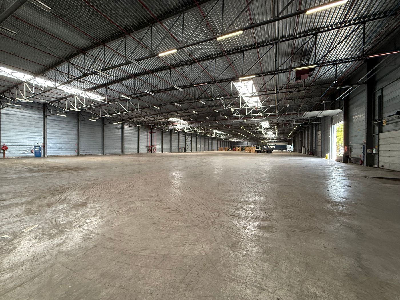 9000 m² opslagruimte met kantoor op toplocatie vlakbij de R4 - foto 3