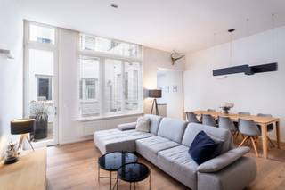 <p>In een charmant en authentiek gebouw bevindt zich dit appartement met terras op de gelijkvloerse verdieping. Gelegen in de Minderbroedersrui bevindt u zich in het hart van het historische centrum van Antwerpen, op wandelafstand van de Grote Markt, de Kathedraal van Onze-Lieve-Vrouw en tal van winkels, restaurants en gezellige cafés. Deze locatie combineert een vlotte bereikbaarheid met een unieke mix van levendige stadsdynamiek en historische charme.</p>
<p>Bij het betreden van het appartement komt u terecht in de lichtrijke leefruimte, die naadloos overgaat in de open keuken, uitgerust met kwalitatieve inbouwtoestellen. Vanuit deze ruimte heeft u bovendien rechtstreeks toegang tot het gezellige terras, waar u in alle rust kan genieten van een aangenaam buitenmoment.</p>
<p>Aan de achterzijde van het appartement bevindt zich een ruime slaapkamer, voorzien van praktische inbouwkasten. Aansluitend vindt u de badkamer, uitgerust met een royale inloopdouche en een dubbele wastafel met voldoende opbergruimte. Aan de voorzijde bevindt zich een tweede kamer, momenteel ingericht als bureauruimte, die zich dankzij haar flexibiliteit perfect leent als kinder- of logeerkamer.</p>
<p>Kortom, een charmant en instapklaar appartement met terras op een toplocatie, ideaal voor wie comfortabel wil wonen in het hart van de stad.</p>
<p>Interesse? Contacteer LISTED voor een bezoek: +32 3 283 51 51.</p>