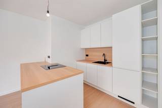<p><span>Prachtig en luxueus gerenoveerd appartement met 1 slaapkamers, een terras en kelder te koop te Antwerpen aan de Italiëlei 149. </span></p><p><span>Het appartement is gelegen op wandelafstand van de Mier, het Operaplein, het Eilandje, het Centraal Station en de studentenbuurt met alle universiteiten en hoge scholen.</span></p><p><span>Dit appartement met één slaapkamers bevindt zich op de tweede verdieping van een gebouw met lift. </span></p><p><span> </span></p><p><span> </span></p><p><span>Indeling :</span></p><p><span> </span></p><p><span>- inkomhal met opbergkasten</span></p><p><span>- gastentoilet met handenwasser</span></p><p><span>- badkamer</span></p><p><span>- woonkamer met veel lichtinval</span></p><p><span>- balkonterras</span></p><p><span>- ruime keuken</span></p><p><span>- slaapkamer 1</span></p><p><span>- kelder</span></p><p><span> </span></p><p><span>Troeven:</span></p><p><span>- lift</span></p><p><span>- EPC 86 kWh/m² jaar - </span><span>label A</span></p><p><span>- asbestveilig attest</span></p><p><span>- elektrische installatie </span><span>conform AREI</span></p><p><span>- ramen in alu-kader met dubbele beglazing</span></p><p><span> </span></p><p><span> </span></p><p><span>Ben jij geïnteresseerd in dit appartement te koop in Antwerpen, ben je op zoek naar ander vastgoed of wens je de waarde van jouw eigendom te kennen? Dan ben je bij BOLT immo aan het juiste adres! Wij helpen jou graag verder.</span></p><p><span> </span></p>