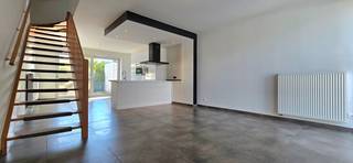 Voor een afspraak bel Kim 0473 72 33 62.<br /><br />Lichtrijke en energiezuinige woning in een rustige, doodlopende straat aan de rand van het centrum van Lummen.<br />Deze moderne woning met bouwjaar 2017 ligt op 2 minuutjes rijden van Lummen centrum met zijn horeca, supermarkten, dokters, apothekers, postkantoor, kleuter -lagere -en middelbare school, kinderopvang, het bussenknooppunt... en alles wat het leven gemakkelijk en aangenaam maakt. <br />Op enkele minuutjes rijden kom je bij de sportaccommodatie waar je kan zwemmen, tennissen, padellen, joggen op de Finse piste, alle zaalsporten in "de Vijfsprong" en hier kunnen de kleintjes veilig spelen in de speeltuin.<br /><br />INDELING<br />Gelijkvloers: via de inkomhal kom je inde leefruimte met open keuken.<br />In de keuken heb je alle toestellen die je in de keuken verwacht.<br />De grote raampartijen zorgen voor veel lichtinval.<br />Verder heb je op het gelijkvloers de berging/wasplaats die toegang geeft tot het terras en de inpandige garage met sectionale poort.<br /><br />Verdieping: via de mooie open trap ga je naar de nachthal, de 2 slaapkamers en de badkamer met douche.<br /><br />De ideale thuis voor wie graag rustig woont onderhoudsvriendelijke, moderne woning in een veilige, doodlopende straat.<br /><br />Troeven<br />- 10 zonnepanelen<br />- EPC label = A<br />- centrale verwarming op aardgas