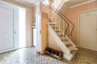 Deze leuke halfopen bebouwing is gelegen in een rustige woonwijk nabij het centrum van Vrasene, op slechts enkele kilometers van de E34. Winkels...