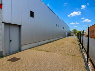 Polyvalent bedrijfsgebouw te koop, gelegen in de industriezone nabij Aalst. De grondoppervlakte bedraagt 2.941m². Het gebouw heeft een gelijkvloers oppervlakte van +/- 1.860m², toegankelijk via een dubbele deur achteraan het gebouw. Vervolgens is er een mezzanine aanwezig van +/- 360m² en een appartement op verdiep van 142m².<br /><br />Contacteer Structura.biz voor bijkomende vragen!
