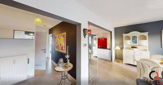 <span><strong>Centraal gelegen GERENOVEERD appartement in een kleinschalige residentie in het centrum van Tessenderlo</strong><br /><br /></span><span>+ Inkomhal</span><br /><span>+ Ruime leefruimte bestaande uit zithoek en eethoek met veel lichtinval</span><br /><span>+ Aangrenzende ingerichte open keuken (vaatwasmachine Beko, combi-oven Beko, kookplaat en afzuigkap Beko)</span><br /><span>+ Apart toilet met handenwasser<br /></span>+ Nachthal<br /><span>+ Stijlvol ingerichte badkamer met ruime inloopdouche en badkamermeubel met granieten tablet en spiegelkast</span><br /><span>+ 2 slaapkamers<br /></span><span>+ Terras via slaapkamer met buitenberging</span><br /><br /><span>Troeven<br /></span>+ De voorgevel van het gebouw werd reeds opnieuw geschilderd<br />+ Het dak werd in 2020 volledig vernieuwd<br />+ Ramen en glaswerk werden reeds vernieuwd<br />+ Overal nieuwe keramische tegelvloeren in het appartement, behalve in de slaapkamers: daar werd een donkere laminaatvloer voorzien<br />+ Appartement is volledig gerenoveerd<br />+ Ook perfect om te verhuren<br /><br />Grote garage (3,3m x 5,95m) is verplicht bij aan te kopen aan 16.000 € excl. aankoopkosten. De garage beschikt over een elektrisch bedienbare kantelpoort. Er is elektriciteit en water aanwezig.<br /><br /><span>De privatieve verbruikslasten voor het appartement voor water en gas (gem. CV op aardgas) bedragen provisioneel €120,00 per maand met jaarlijkse afrekening.<br /><br /></span>De gemeenschappelijke lasten zijn zeer beperkt. (Enkel +/- 10 € voor de poets van de gemeenschappelijke delen en +/- 100 € per jaar voor aandeel in de blokpolis.)<br /><br />Omwille van de kleinschaligheid van de residentie is er geen externe syndicus aanwezig. <br /><br />EPC: 288 kWh/m²/jaar met label C en UC: 3627136.<br /><br /><span>Strategische ligging in het centrum van Tessenderlo, n</span><span>abij winkels, scholen, openbaar vervoer en op- en afrittencomplex E313.</span>