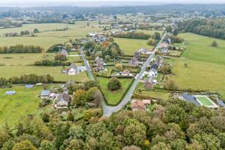 Contact : Maxime V - 0494/05.23.55 - maxime.v@weinvest.be
We Invest En Fagne vous propose ce terrain à bâtir de 1 042 m², situé à Seloignes.
A proximité de quelques habitations, mais surtout de bois et de prairies, il bénéficie d'un environnement calme et verdoyant, idéal pour un projet de construction à l'abri de l'agitation. Des haies bordent le terrain, et un arbre remarquable en occupe la partie centrale, ce qui lui donne beaucoup de caractère. Les sentiers de promenade et les bois de Seloignes sont accessibles rapidement pour profiter de la nature au quotidien.
Le village reste proche de Chimay et de ses commerces, services et écoles, ce qui permet de concilier cadre de vie paisible et vie quotidienne pratique.
Le terrain est proposé à partir de 57 000 €.
📞 Contactez Maxime au 0494 05 23 55 ou par e-mail à maxime.v@weinvest.be pour organiser une visite.