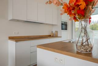 Dit appartement maakt deel uit van het nieuwbouwproject De Blauwe Parel - Residentie Isla de Coiba.<br /><br />Het appartement is gelegen op de eerste verdieping en werd op plan ingedeeld als volgt:<br />Inkomhal met toilet, berging, open ingerichte keuken palend aan terras met zicht op de Ostendialaan, lichtrijke leefruimte palend aan terras met zicht op de binnentuin, 2 slaapkamers en 1 badkamer met douche.<br />Een terras is zuidoostelijk georiënteerd. <br /><br />In het ondergronds complex zijn zowel autostaanplaatsen als afgesloten garageboxen die vrijblijvend kunnen aangekocht worden met het appartement.<br /><br />Appartement: 103,39 m²<br />Terrassen: 18,45 m²