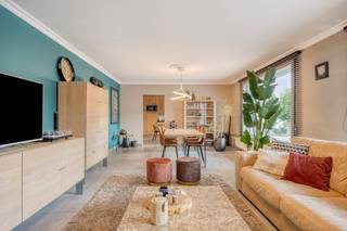 The commercial building: A bright retail space with a large window, completely renovated in 2017. Ideal for retail, a liberal profession or a...