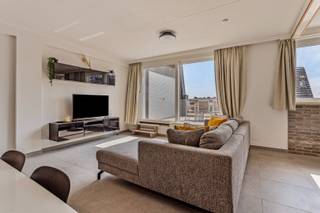 Op slechts enkele passen van de Zeedijk bevindt zich dit zeer ruime gerenoveerde duplex appartement (125m2)/Penthouse, bestaande uit maar liefst...