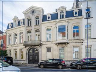 <strong>Indrukwekkende dubbelwoning (BJ 1897) met een bruikbare vloeroppervlakte van 885 m², gelegen op een absolute toplocatie in het centrum.</strong><br /><br />Deze eigendom (in neorococostijl) biedt een unieke opportuniteit om wonen en werken te combineren in twee afzonderlijke, naast elkaar gelegen panden.<br /><br />Gelegen in één van de oudste straten van Gent, op slechts enkele stappen van de iconische Graslei en Korenlei. Hier geniet u van de rust van een autoluwe straat, terwijl het bruisende historische centrum letterlijk om de hoek ligt. Openbare parkings (Parking Sint-Michiels bv.) bevinden zich op korte wandelafstand.<br /><br />Deze twee karaktervolle panden werden oorspronkelijk gebouwd door een voormalig directeur van een koffiefabriek. Het rechterpand (nr. 45) deed dienst als ruime privéwoning, terwijl het linkerpand (nr. 43) werd ingericht als winkel met kantoren en opslagruimte. Centraal is er plaats om een wagen en fietsen te parkeren. <br /><br />Drabstraat nr. 43 omvat een bvo van 498 m² en beschikt over een EPC E-label (geen centrale verwarming)<br />Drabstraat nr. 45 omvat een bvo van 387 m² en beschikt over een gunstig EPC C-label (centrale verwarming via aardgas). Een ruime kelder is voorzien.<br /><br />Beide panden (kadastraal gekend als gezinswoningen) zijn zuidoost georiënteerd en beschikken over een bijzonder stille tuin met een hoge mate van privacy. Achteraan de tuinen is een koetshuis / bijgebouw voorzien die extra mogelijkheden biedt. <br /><br />Deze dubbelwoning werd opgenomen op de inventaris bouwkundig erfgoed. Enkel de voorgevel is beschermd. <br /><br />De dakbedekking van beide panden werd in 2021 vernieuwd. De zolderverdieping loopt over de volledige lengte en breedte van beide panden en biedt nog bijzonder veel potentieel. <br /><br /><strong>Een absolute buitenkans voor vrije beroepers die wonen en werken op één locatie willen combineren. </strong><br /><br />Voor meer informatie, mail naar info@carloeggermont.be