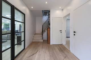 <p>Achter de witte gevel van deze vrijstaande villa wacht een ruime gezinswoning op een prachtig perceel van maar liefst 832 m².<br />We beginnen binnen.<br />De leefruimte is royaal en baadt dankzij de vele ramen in het daglicht. Een grote zithoek om languit te verdwijnen in de zetel, een eetplaats waar zonder moeite familie en vrienden aanschuiven. Aansluitend ligt de keuken, praktisch ingericht en met zicht op het groen. Daarnaast bevindt zich nog een handige berging.</p>
<p>En wie denkt dat we daarmee alles op het gelijkvloers gezien hebben, heeft het mis...<br />Vanuit de berging wandel je namelijk verder naar de <strong>poolhouse</strong>. Al doet die naam de ruimte eigenlijk wat tekort.<br />Hier werd een studio ingericht, compleet met eigen slaapkamer en een badkamer. Bovendien heeft ze ook een aparte toegang van buitenaf.<br />Een tiener die stilaan droomt van wat meer zelfstandigheid? Logés die graag blijven slapen, maar ook hun eigen plek appreciëren? Een au pair?</p>
<p>Achter de woning ligt een heerlijk diep perceel, omringd door volwassen groen. Een groot terras loopt over in de tuin en helemaal achteraan zorgen de hoge bomen voor privacy.<br />En dan hebben we het zwembad nog niet gehad.<br />Want ja… <strong>hier zwem je gewoon thuis.<br /></strong>Het ruime zwembad werd gerenoveerd en kreeg een volledige overkapping. Op frissere dagen zwem je beschut, zodra de zon zich laat zien kan de constructie worden geopend en verandert het geheel in een heerlijk buitenbad.<br />Baantjes trekken voor het ontbijt? Een frisse duik na het werk?<br />Of kinderen die op een zomerdag alleen nog uit het water komen omdat er eten op tafel staat?<br />Wij zien het alvast gebeuren!<br />En het fijne is: ondanks het zwembad blijft er nog méér dan voldoende tuin over. Om te voetballen, te spelen, languit in het gras te liggen of gewoon te genieten onder de bomen.<br />Op de 1<sup>ste</sup> verdieping bevinden zich <strong>vier slaapkamers en twee badkamers</strong>.</p>
<p>De woning dateert oorspronkelijk uit 1970 en werd in 2016 gerenoveerd.<br />Verwarming gebeurt via een condensatieketel op gas en ook een alarmsysteem is aanwezig.<br />En dat allemaal op een bijzonder gegeerde locatie in de <strong>Elsdonkwijk</strong>.</p>
<p>Het enige gevaar?<br />Dat vrienden plots opvallend vaak voorstellen om bij jullie af te spreken.</p>
<p>Troeven:<br />- Vrijstaande villa in de Elsonkwijk<br />- Prachtig diep en groen perceel<br />- Overdekt zwembad, volledig te openen<br />- Ruim terras en veel tuinruimte<br />- Royale en lichtrijke leefruimte<br />- 5 volwaardige slaapkamers<br />- 3 badkamers<br />- Berging<br />- Garage / studio / hobbyruimte / poolhouse<br />- Renovatie in 2016<br />- Condensatieketel op gas<br />- Alarmsysteem<br />- Goede en praktische indeling</p>
