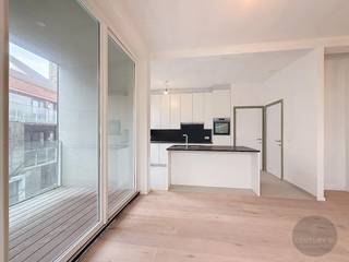 Luxueus, zonnig appartement in het centrum van Brugge, gelegen in het rustige Sint-Gillis kwartier. .<br />Bewoonbare oppervlakte: 106 m² + terras 5 m², 1e verdiep.<br />Indeling:<br />Living met open keuken, 2 slk, 2 badkamers (1 met douche en 1 met bad), berging, 2 aparte toiletten.<br />Mogelijkheid tot het bijkopen van een overdekte staanplaats aan € 50.000.<br />Aankoop met registratierechten.