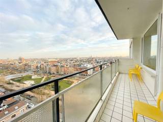 <p><span>Hoekappartement (12e verdieping) met 3 slaapkamers</span></p><p><span>Op een uitstekende ligging bevindt zich dit </span><span>hoekappartement</span><span> op de 12e verdieping, met prachtig open zicht en veel lichtinval.</span></p><p><span>Het appartement beschikt over een ruime leefruimte die uitgeeft op een </span><span>noordgericht terras</span><span> aan de woonkamer ideaal om te genieten van het uitzicht. De ingerichte keuken sluit mooi aan op de leefruimte.</span></p><p><span>Verder zijn er </span><span>3 slaapkamers</span><span> en een badkamer met </span><span>inloopdouche en wastafel</span><span>. Extra bergruimte vindt u in de </span><span>private kelderberging</span><span>.</span></p><p><span>Parkeren kan in de </span><span>publieke parkeergarage onder het park</span><span>, met inrit op slechts 50 meter van het gebouw.</span></p><p><span>Praktisch:</span></p><ul><li><span>Minimumcontract: 3 jaar</span></li><li><span>Huurprijs: €1.500 (€1.575 indien gemeubeld )</span></li><li><span>gemeenschappelijke kosten €340 incl water en verwarming</span></li></ul><p><span>Interesse in dit lichtrijke appartement op hoogte? Vul de bezoekaanvraag in op www.sinjoor.be</span></p>