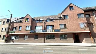Dit goed onderhouden appartement is momenteel verhuurd en vormt daardoor een interessante investeringsopportuniteit.<br /><br />De indeling omvat een inkomhal, een lichtrijke leefruimte met open ingerichte keuken voorzien van kasten en toestellen, een praktische berging, een badkamer met douche, lavabo en toilet en één slaapkamer.<br /><br />Daarnaast beschikt het gebouw over een gemeenschappelijke fietsenberging. De verwarming gebeurt individueel via accumulatiekachels.<br /><br />Een aantrekkelijk appartement voor investeerders die op zoek zijn naar een verhuurde eigendom met onmiddellijk rendement.