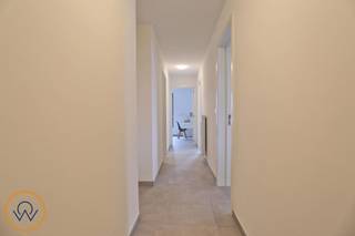 Agréable appartement au rez-de-chaussée avec deux chambres et deux terrasses. Il se compose d'un hall d'entrée, d'une toilette avec lavabo,...