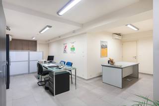 Modern en instapklaar handelspand, volledig ingericht als kantoorruimte, gelegen op het gelijkvloers met een oppervlakte van ca. 95m².Perfect voor...