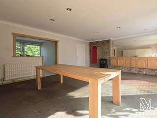 Ruime charmante woning met mooie tuin en grote inpandige garage in rustige straat in Beveren-Leie<br /><br />We komen deze bel-étagewoning binnen via de hall. Op de eerste verdieping vinden we de grote ingerichte keuken en de lichtrijke leef- en zitruimte die rechtstreeks toegang geeft tot het aangename zonneterras met een trap naar de mooie tuin. Op de 2e verdieping vinden we 3 slaapkamers (herinrichten naar 4 slaapkamers mogelijk) en een badkamer met lavabo, bad en toilet. Via een luik is er toegang tot de zolder. <br /><br />De woning heeft op het gelijkvloers nog een grote inpandige garage, een bergruimte en een multifunctionele ruimte (ideaal voor een wasplaats). Vanuit de garage is er rechtstreeks toegang tot de mooie tuin via een overdekt terras. <br /><br />PLUSPUNTEN:<br />+ 203 m² bewoonbare oppervlakte<br />+ geen renovatieverplichting <br />+ mooie tuin<br />+ vlotte bereikbaarheid<br /><br />De geafficheerde prijs van 249.000 euro is een vanafprijs. Elk bod van 249.000 euro of hoger wordt voorgelegd aan de eigenaar die dit bod al dan niet kan aanvaarden.