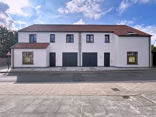 <h1><span>Nieuwbouwwoning in pastoriestijl in het rustige Oostvleteren dorp.</span></h1><h1><span>De woning is ingedeeld als volgt:</span></h1><h1><span> </span></h1><h1><span>Gelijkvloers: </span></h1><h1><span>Inkomhal, gastentoilet, gezellige leefruimte, halfopen keuken met zicht op de tuin - de kwalitatieve keuken is nog vrij te kiezen bij Kaster keukens te Roeselare. </span></h1><h1><span>Inpandige garage met sectionale poort en  doorgang naar de tuin. Berging onder de trap.</span></h1><h1><span> </span></h1><h1><span>1ste verdieping:</span><span> </span></h1><h1><span>Ruime nachthal, drie volwaardige slaapkamers, badkamer met douche, dubbele lavabo. Apart toilet en extra berging/technische ruimte.</span></h1><h1><span> </span></h1><h1><span>Zolderverdieping:</span></h1><h1><span>Stockagezolder toegankelijk via zoldertrap.</span></h1><h1><span> </span></h1><h1><span>Tuin:</span></h1><h1><span>Zuidwestgerichte, volledig aangelegde tuin. </span></h1><h1><span> </span></h1><h1><span>De woning wordt volledig opgeschilderd en afgewerkt. </span></h1><h1><span> </span></h1><h1><span>Troeven: </span></h1><h1><span>- Zonnepanelen</span></h1><h1><span>- Ventilatiesysteem D</span></h1><h1><span>- Volledig afgewerkte woning</span></h1><h1><span>- Rustige ligging</span></h1><h1><span>- Keuken nog naar eigen smaak te kiezen</span></h1><h1><span>- Kwalitatieve materialen</span></h1><h1><span>- Tijdloze woning in pastoriestijl</span></h1><h1><span>- Regenput 5000L</span></h1><h1><span> </span></h1><h1><span>MOGELIJKHEID TOT AANKOPEN AAN 6% (mits voldoen aan de voorwaarden)</span></h1><h1><span> </span></h1><h1><span> </span></h1><p><span> </span></p>