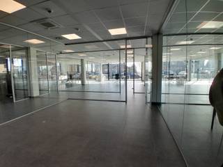 ENERGIENEUTRALE KANTOORRUIMTE van 22,50m² TE HUUR IN MAASEIK.EXTRA INFORMATIE- Maandelijkse huurprijs: vanaf 416 EUR.- Maandelijkse...