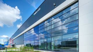 Nieuwbouw logistiek magazijn van 12.300 m² in combinatie met 475 m² mezzanine en 402 m² kantoren te huur en dit alles in een groene...